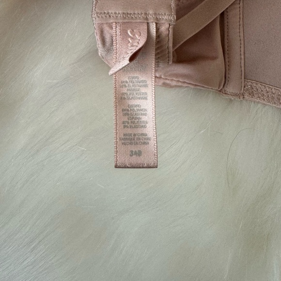 SKIMS wireless form t-shirt demi bra - Picture 4 of 4